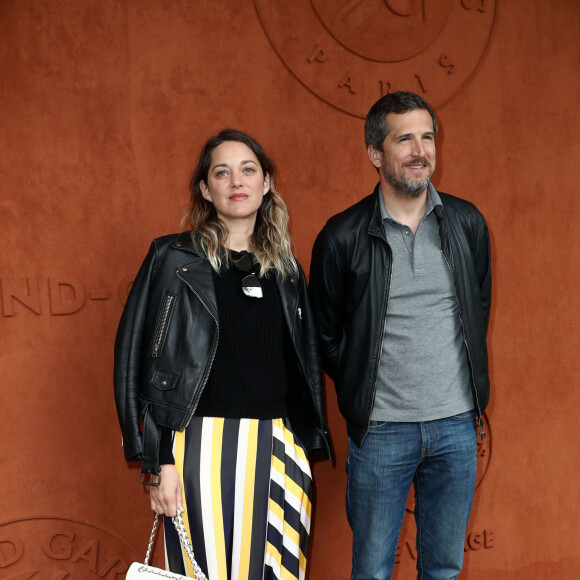 Marion Cotillard vit seule à Los Angeles dans une villa de 400m2.
Guillaume Canet et Marion Cotillard à la finale hommes lors des internationaux de France de tennis de Roland Garros 2019 à Paris le 9 juin 2019. © Jacovides-Moreau/Bestimage