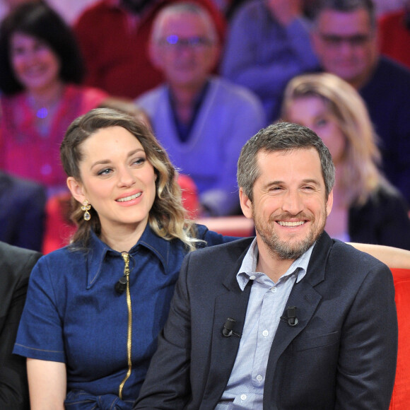 Marion Cotillard et Guillaume Canet dans "Vivement Dimanche prochain", le 29 avril 2019 © Guillaume Gaffiot / Bestimage 