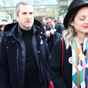 Marion Cotillard et Guillaume Canet à la sortie de l'hommage à Agnès Varda au cimetière du Montparnasse à Paris, France, le 2 avril 2019.
© Agence/Bestimage