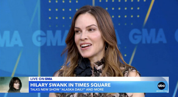 Hilary Swank sur le plateau de l'émission "Good Morning America" à New York, le 5 octobre 2022.