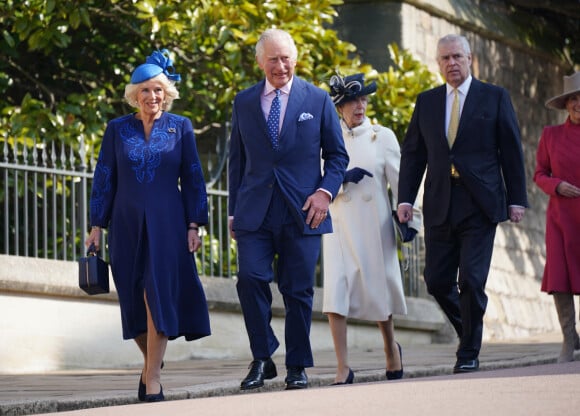 Le roi Charles III d'Angleterre et Camilla Parker Bowles, reine consort d'Angleterre, la princesse Anne et le prince Andrew, duc d'York - La famille royale du Royaume Uni arrive à la chapelle Saint George pour la messe de Pâques au château de Windsor le 9 avril 2023. 