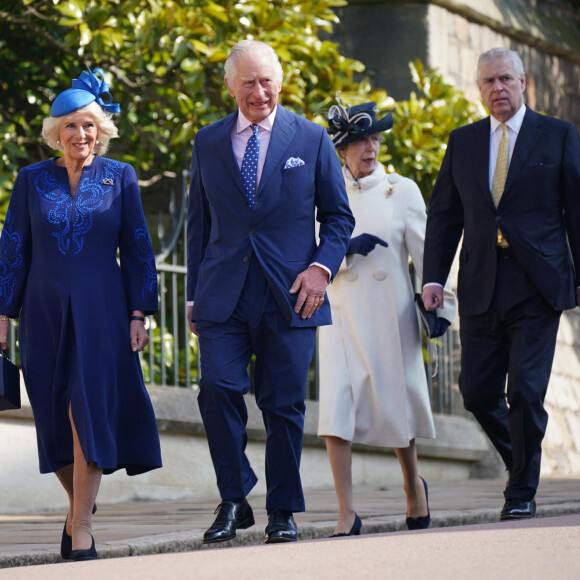 Le roi Charles III d'Angleterre et Camilla Parker Bowles, reine consort d'Angleterre, la princesse Anne et le prince Andrew, duc d'York - La famille royale du Royaume Uni arrive à la chapelle Saint George pour la messe de Pâques au château de Windsor le 9 avril 2023. 