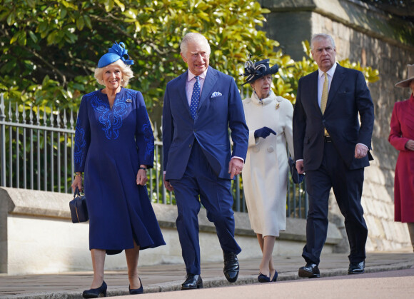 Le roi Charles III d'Angleterre et Camilla Parker Bowles, reine consort d'Angleterre, La princesse Anne, Le prince Andrew, duc d'York - La famille royale du Royaume Uni arrive à la chapelle Saint George pour la messe de Pâques au château de Windsor le 9 avril 2023. 