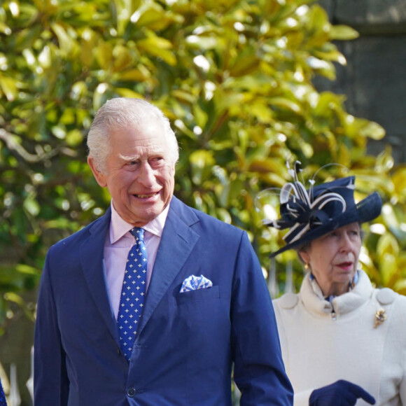 Le roi Charles III d'Angleterre et Camilla Parker Bowles, reine consort d'Angleterre, La princesse Anne, Le prince Andrew, duc d'York - La famille royale du Royaume Uni arrive à la chapelle Saint George pour la messe de Pâques au château de Windsor le 9 avril 2023. 