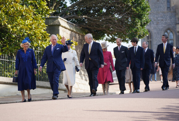 Le roi Charles III d'Angleterre et Camilla Parker Bowles, reine consort d'Angleterre, la princesse Anne, Le prince Andrew, duc d'York, Sophie Rhys-Jones, comtesse de Wessex, Le prince Edward, duc de Wessex - La famille royale du Royaume Uni arrive à la chapelle Saint George pour la messe de Pâques au château de Windsor le 9 avril 2023. 
