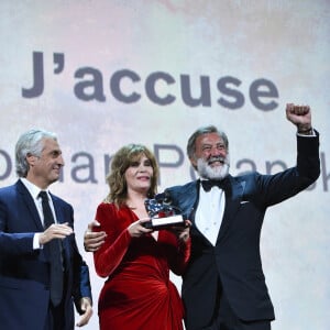 Alain Goldman, Emmanuelle Seigner, Luca Barbareschi sur scène lors de la cérémonie de clôture du 76e Festival International du Film de Venise (Mostra), le 7 septembre 2019.
