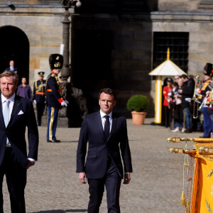 Le président était attendu pour 2 jours 
Accueil officiel du Président Emmanuel Macron et de Brigitte Macron par le Roi Willem-Alexander et la Reine Máxima des Pays-Bas au palais royal à Amsterdam le 11 avril 2023. © Dominique Jacovides / Bestimage 