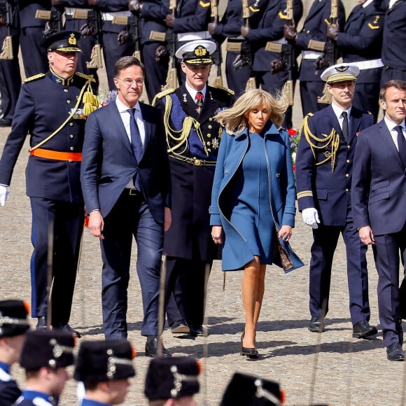 Le président de la République française Emmanuel Macron et sa femme la Première Dame Brigitte Macron, accompagnés du Premier ministre hollandais Mark Rutte et de la maire d'Amsterdam Femke Halsema lors de la cérémonie de recueillement devant le monument national de la place du Dam à Amsterdam, Pays-Bas, le 11 avril 2023, en visite d'État au Royaume des Pays-Bas, à l'invitation de Leurs Majestés le roi et la reine des Pays-Bas. Il s'agit de la première visite d'État d'un Président français au Royaume des Pays-Bas en 23 ans. Elle fait suite à la visite d'État du roi et de la reine des Pays-Bas en France, les 10 et 11 mars 2016. © Dominique Jacovides/Bestimage 