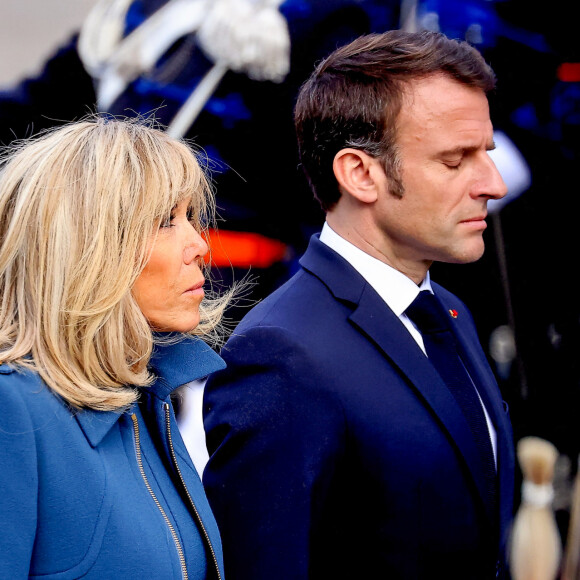 Le président de la République française Emmanuel Macron et sa femme la Première Dame Brigitte Macron lors de la cérémonie de recueillement devant le monument national de la place du Dam à Amsterdam, Pays-Bas, le 11 avril 2023, en visite d'État au Royaume des Pays-Bas, à l'invitation de Leurs Majestés le roi et la reine des Pays-Bas. Il s'agit de la première visite d'État d'un Président français au Royaume des Pays-Bas en 23 ans. Elle fait suite à la visite d'État du roi et de la reine des Pays-Bas en France, les 10 et 11 mars 2016. © Dominique Jacovides/Bestimage 