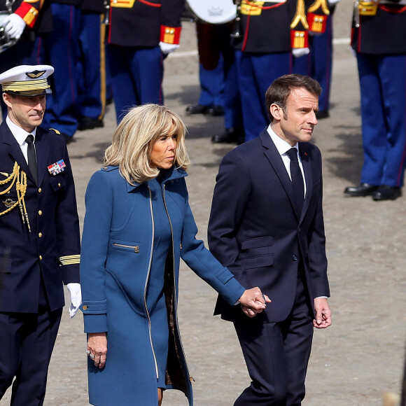 Le président de la République française Emmanuel Macron et sa femme la Première Dame Brigitte Macron lors de la cérémonie de recueillement devant le monument national de la place du Dam à Amsterdam, Pays-Bas, le 11 avril 2023, en visite d'État au Royaume des Pays-Bas, à l'invitation de Leurs Majestés le roi et la reine des Pays-Bas. Il s'agit de la première visite d'État d'un Président français au Royaume des Pays-Bas en 23 ans. Elle fait suite à la visite d'État du roi et de la reine des Pays-Bas en France, les 10 et 11 mars 2016. © Dominique Jacovides/Bestimage 