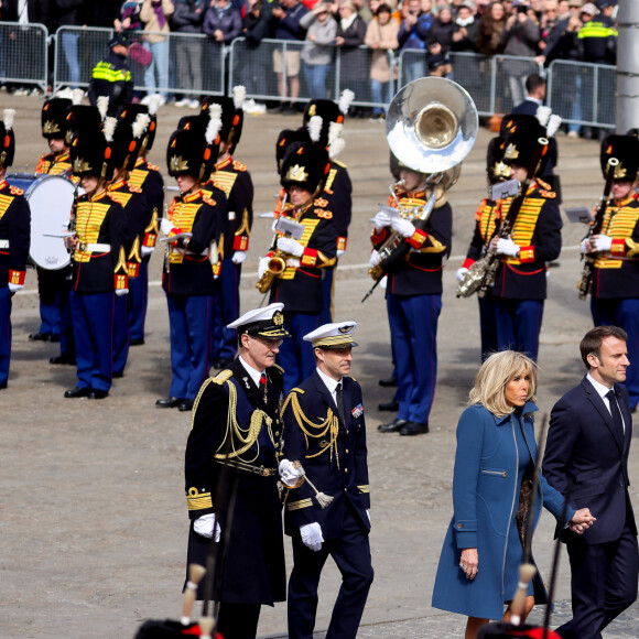 Le président de la République française Emmanuel Macron et sa femme la Première Dame Brigitte Macron lors de la cérémonie de recueillement devant le monument national de la place du Dam à Amsterdam, Pays-Bas, le 11 avril 2023, en visite d'État au Royaume des Pays-Bas, à l'invitation de Leurs Majestés le roi et la reine des Pays-Bas. Il s'agit de la première visite d'État d'un Président français au Royaume des Pays-Bas en 23 ans. Elle fait suite à la visite d'État du roi et de la reine des Pays-Bas en France, les 10 et 11 mars 2016. © Dominique Jacovides/Bestimage 