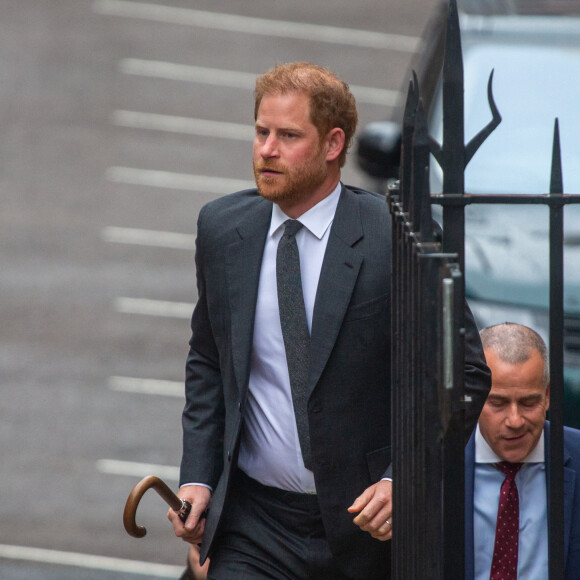 Le prince Harry, duc de Sussex, arrive au deuxième jour du procès contre l'éditeur du journal "Daily Mail" à la Haute Cour de Londres, le 28 mars 2023. Parmi les plaignants, accusant le quotidien d'avoir obtenu des informations illégalement, figurent E.John et L.Hurley. Invité au couronnement de son père, le prince de 38 ans n'a pas encore rendu officielle sa venue à la cérémonie du 6 mai 2023. 