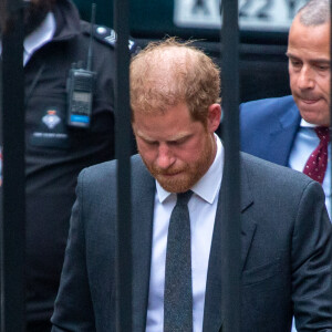 Le prince Harry, duc de Sussex, arrive au deuxième jour du procès contre l'éditeur du journal "Daily Mail" à la Haute Cour de Londres, le 28 mars 2023. Parmi les plaignants, accusant le quotidien d'avoir obtenu des informations illégalement, figurent E.John et L.Hurley. Invité au couronnement de son père, le prince de 38 ans n'a pas encore rendu officielle sa venue à la cérémonie du 6 mai 2023. 