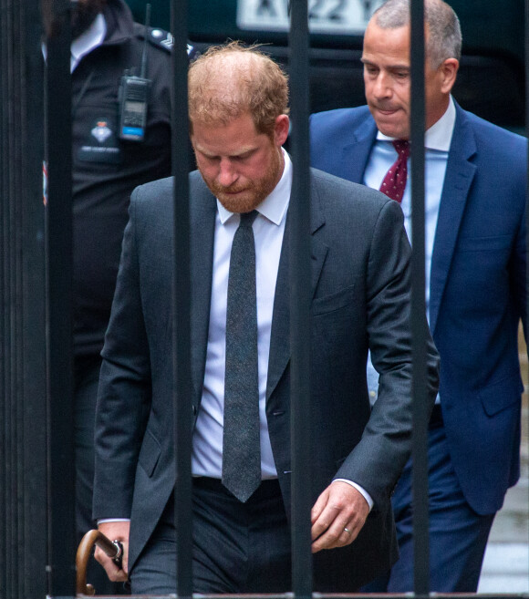 Le prince Harry, duc de Sussex, arrive au deuxième jour du procès contre l'éditeur du journal "Daily Mail" à la Haute Cour de Londres, le 28 mars 2023. Parmi les plaignants, accusant le quotidien d'avoir obtenu des informations illégalement, figurent E.John et L.Hurley. Invité au couronnement de son père, le prince de 38 ans n'a pas encore rendu officielle sa venue à la cérémonie du 6 mai 2023. 