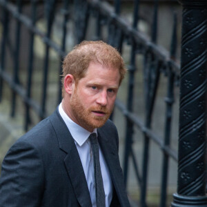 Le prince Harry, duc de Sussex, arrive au deuxième jour du procès contre l'éditeur du journal "Daily Mail" à la Haute Cour de Londres, le 28 mars 2023. Parmi les plaignants, accusant le quotidien d'avoir obtenu des informations illégalement, figurent E.John et L.Hurley. Invité au couronnement de son père, le prince de 38 ans n'a pas encore rendu officielle sa venue à la cérémonie du 6 mai 2023. 