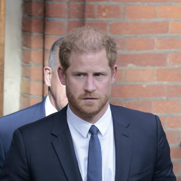 Le prince Harry, duc de Sussex, à la sortie du procès contre l'éditeur du journal "Daily Mail" à la Haute Cour de Londres, le 27 mars 2023. Parmi les plaignants, accusant le quotidien d'avoir obtenu des informations illégalement, figurent E.John et L.Hurley. C'est la première apparition du prince depuis la publication de sa biographie "Le Suppléant" en janvier 2023. Invité au couronnement de son père, le prince de 38 ans n'a pas encore rendu officielle sa venue à la cérémonie du 6 mai 2023.  Prince Harry, Duke of Sussex leaves at the Royal Courts of Justice on March 27th, 2023 in London, England. Prince Harry is one of several claimants in a lawsuit against Associated Newspapers, publisher of the Daily Mail.