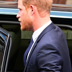 Le prince Harry, duc de Sussex,à la sortie du procès contre l'éditeur du journal "Daily Mail" à la Haute Cour de Londres, Royaume Uni, le 27 mars 2023. Parmi les plaignants, accusant le quotidien d'avoir obtenu des informations illégalement, figurent E.John et L.Hurley. C'est la première apparition du prince depuis la publication de sa biographie "Le Suppléant" en janvier 2023. Invité au couronnement de son père, le prince de 38 ans n'a pas encore rendu officielle sa venue à la cérémonie du 6 mai 2023. 