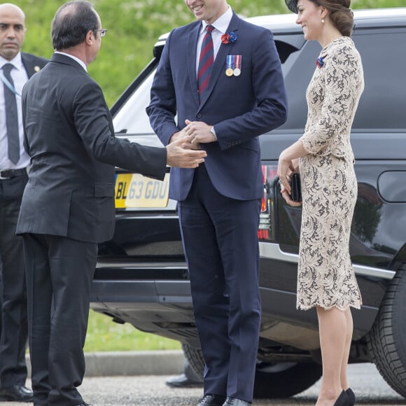 Le président français François Hollande, le prince William et Kate Catherine Middleton, duchesse de Cambridge - Dévoilement de la plaque inaugurale de la nouvelle aile du musée lors des commémorations du centenaire de la Bataille de la Somme à Thiepval, bataille qui fût la plus meurtrière de la Première Guerre Mondiale. Le 1er juillet 2016 
