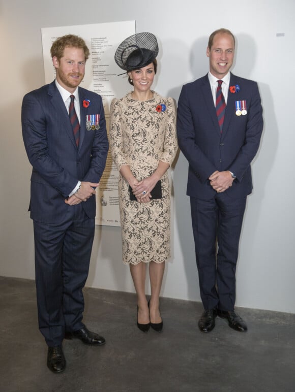 Le prince Harry, Kate Catherine Middleton, duchesse de Cambridge, le prince William - Dévoilement de la plaque inaugurale de la nouvelle aile du musée lors des commémorations du centenaire de la Bataille de la Somme à Thiepval, bataille qui fût la plus meurtrière de la Première Guerre Mondiale. Le 1er juillet 2016 