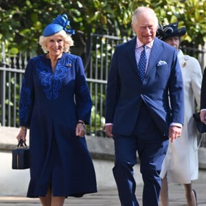 La cérémonie est en plein préparatifs. 
Le roi Charles III d'Angleterre et Camilla Parker Bowles, reine consort d'Angleterre, La princesse Anne - La famille royale du Royaume Uni arrive à la chapelle Saint George pour la messe de Pâques au château de Windsor le 9 avril 2023. 