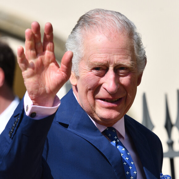 Le roi Charles serait très remonté contre son fils, le prince Harry.
Le roi Charles III d'Angleterre - La famille royale du Royaume Uni quitte la chapelle Saint George après la messe de Pâques au château de Windsor. 