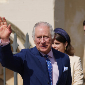Le roi Charles III d'Angleterre - La famille royale du Royaume Uni arrive à la chapelle Saint George pour la messe de Pâques au château de Windsor le 9 avril 2023. 