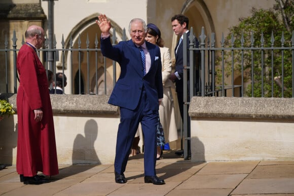 Le roi Charles III d'Angleterre - La famille royale du Royaume Uni arrive à la chapelle Saint George pour la messe de Pâques au château de Windsor le 9 avril 2023. 