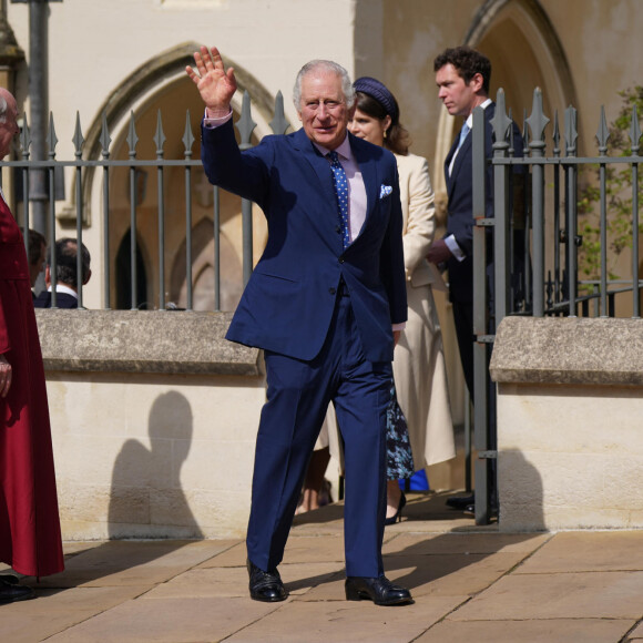 Le roi Charles III d'Angleterre - La famille royale du Royaume Uni arrive à la chapelle Saint George pour la messe de Pâques au château de Windsor le 9 avril 2023. 