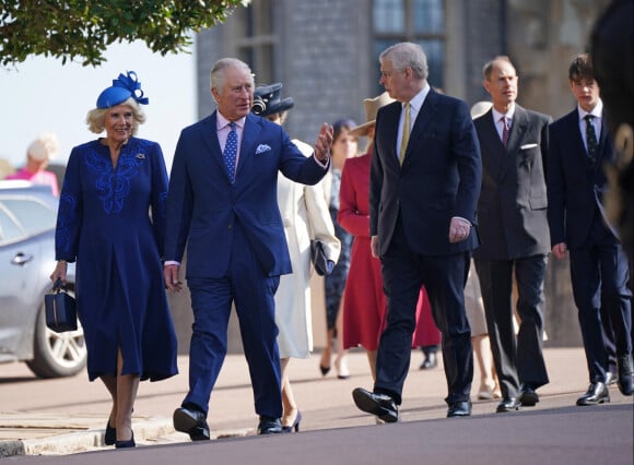 Le roi Charles III d'Angleterre et Camilla Parker Bowles, reine consort d'Angleterre, le prince Andrew duc d'York - La famille royale du Royaume Uni arrive à la chapelle Saint George pour la messe de Pâques au château de Windsor le 9 avril 2023. 