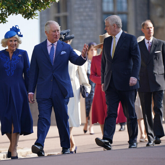 Le roi Charles III d'Angleterre et Camilla Parker Bowles, reine consort d'Angleterre, le prince Andrew duc d'York - La famille royale du Royaume Uni arrive à la chapelle Saint George pour la messe de Pâques au château de Windsor le 9 avril 2023. 