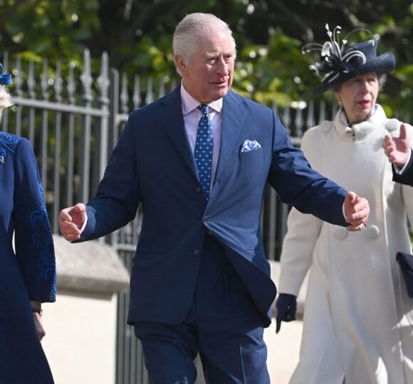 Le roi Charles III d'Angleterre, La princesse Anne - La famille royale du Royaume Uni arrive à la chapelle Saint George pour la messe de Pâques au château de Windsor le 9 avril 2023. 