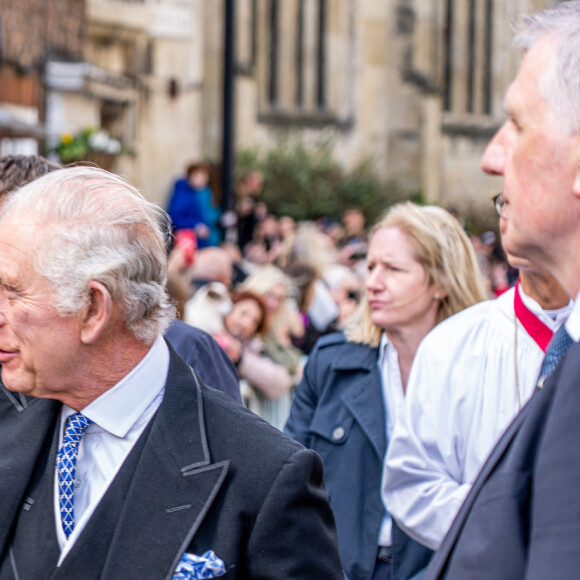 Le roi Charles III d'Angleterre et Camilla Parker Bowles, reine consort d'Angleterre, à la rencontre des habitants d'York, après le Royal Maundy Service à la cathédrale de Saint Pierre, le 6 avril 2023. Selon la tradition, le roi a distribué cérémonieusement de petites pièces d'argent appelées "Maundy money", comme aumône symbolique aux personnes âgées. 