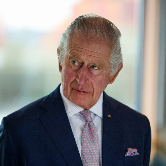 Une décision peu surprenante étant donné les volontés de Charles III pour son couronnement 
Le roi Charles III d'Angleterre et le président allemand Frank-Walter Steinmeier, accompagnés du maire de la ville Peter Tschentscher, lors d'une visite au port de Hambourg, le 31 mars 2023. Cette visite a pour but d'en savoir plus sur son adoption des technologies vertes. Après l'annulation de leur visite en France, en raison des manifestation contre la réforme des retraites, le roi Charles et la reine consort sont en voyage officiel en Allemagne jusqu'au 31 mars 2023. 