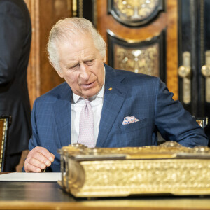 Le roi Charles III d'Angleterre et Camilla Parker Bowles, reine consort d'Angleterre, signent le livre d'or à la mairie de Hambourg, au dernier jour de leur visite officielle en Allemagne, le 31 mars 2023. 