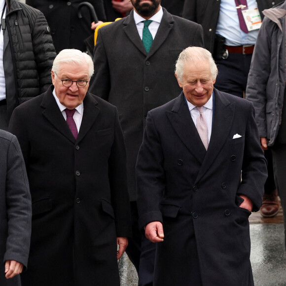 Le roi Charles III d'Angleterre et le président allemand Frank-Walter Steinmeier, accompagnés du maire de la ville Peter Tschentscher, lors d'une visite au port de Hambourg, le 31 mars 2023. Cette visite a pour but d'en savoir plus sur son adoption des technologies vertes. Après l'annulation de leur visite en France, en raison des manifestation contre la réforme des retraites, le roi Charles et la reine consort sont en voyage officiel en Allemagne jusqu'au 31 mars 2023. 