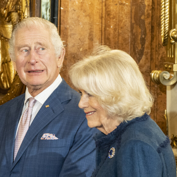 L'événement, prévu le 6 mai prochain, ne sera pas comme toutes les autres fêtes de la famille royale
Le roi Charles III d'Angleterre et Camilla Parker Bowles, reine consort d'Angleterre, signent le livre d'or à la mairie de Hambourg, au dernier jour de leur visite officielle en Allemagne, le 31 mars 2023. 