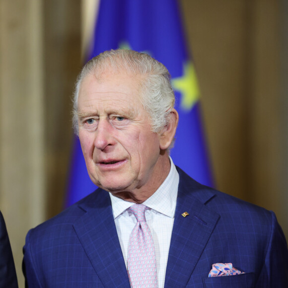 "Le roi a été très clair sur les personnes qu'il souhaite voir représenter la monarchie. Il y a peu de place pour les sentiments, il s'agit d'un événement d'État, pas d'un événement familial." 
Le roi Charles III d'Angleterre et Camilla Parker Bowles, reine consort d'Angleterre, reçus à la mairie de Hambourg, au dernier jour de leur visite officielle en Allemagne, le 31 mars 2023. Le couple royal était accompagné du président allemand Frank-Walter Steinmeier, sa femme Elke Büdenbender et le maire de la ville, Peter Tschentscher. Après l'annulation de leur visite en France, en raison des manifestation contre la réforme des retraites, le roi Charles et la reine consort sont en voyage officiel en Allemagne jusqu'au 31 mars 2023. 