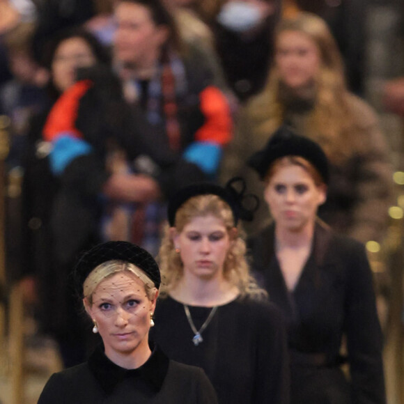 Zara Phillips (Zara Tindall), Louise Mountbatten-Windsor (Lady Louise Windsor) et la princesse Beatrice d'York - Veillée des petits-enfants de la reine Elizabeth II au Westminster Hall à Londres, Royaume Uni, le 17 septembre 2022. 