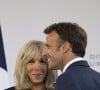 Il l'accompagne depuis de nombreuses années
La première dame Brigitte Macron - Le président Emmanuel Macron lors de la réception à l'Hôtel de Brienne, en l'honneur des troupes appelées à défiler à l'occasion de la fête nationale du 14 juillet 2022. Paris, le 13 juillet 2022. © Eliot Blondet / Pool / Bestimage 