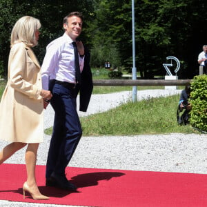 Emmanuel Macron, président de la République Française, et la Première dame Brigitte Macron, au photocall de la cérémonie d'accueil officielle du sommet du G7 à l'hôtel "Schloss Elmau" à Krun en Allemagne, le 26 juin 2022. © Stéphane Lemouton/Bestimage 