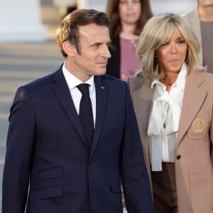 Le président français Emmanuel Macron et sa femme Brigitte Macron sont accueillis par le Premier ministre bavarois Markus Soeder à leur arrivée à l'aéroport Franz Josef Strauss de Munich, dans le sud de l'Allemagne, le 25 juin 2022, à la veille du sommet du G7 . 