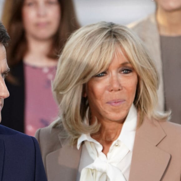 Le président français Emmanuel Macron et sa femme Brigitte Macron sont accueillis par le Premier ministre bavarois Markus Soeder à leur arrivée à l'aéroport Franz Josef Strauss de Munich, dans le sud de l'Allemagne, le 25 juin 2022, à la veille du sommet du G7 . 