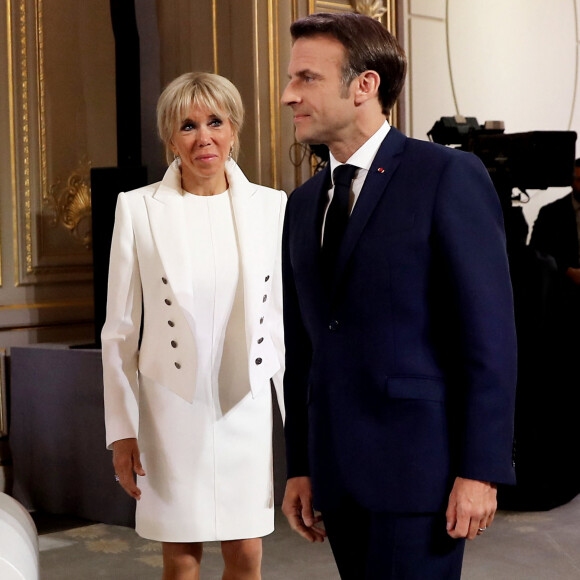 Emmanuel Macron et la première dame Brigitte Macron - Cérémonie d'investiture du président de la République, Emmanuel Macron au Palais de l'Elysée à Paris le 7 Mai 2022, suite à sa réélection le 24 avril dernier. © Dominique Jacovides/Bestimage 