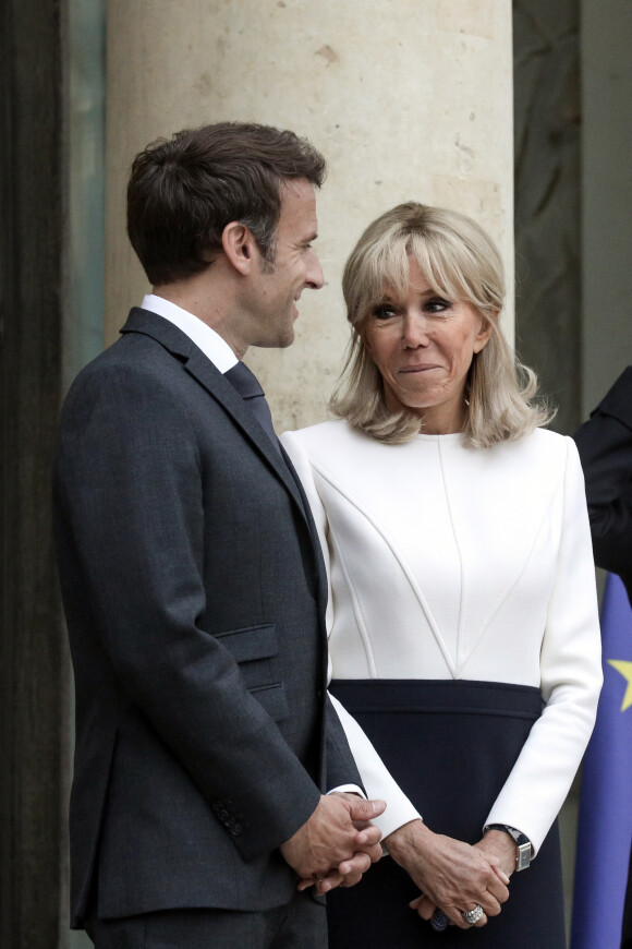 Le président français Emmanuel Macron accompagné de la première dame, Brigitte Macron reçoit Narendra Modi, Premier ministre de la République de l'Inde, pour un entretien au palais de l'Elysée, Paris, France, 4 mai 2022. © Stéphane Lemouton/Bestimage 