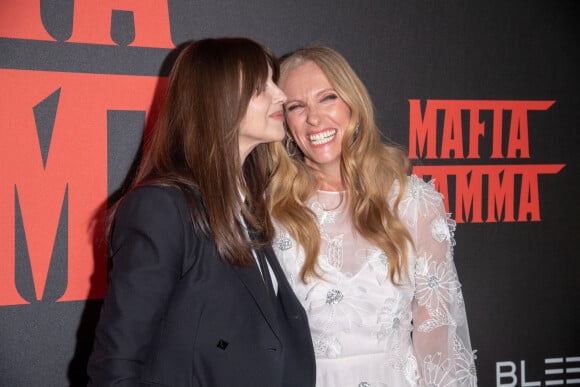 Monica Bellucci, Toni Collette - Première du film "Mafia Mamma" à New York, le 11 avril 2023.