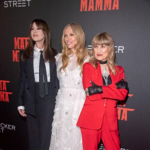 Monica Bellucci, Toni Collette, Catherine Hardwicke - Première du film "Mafia Mamma" à New York, le 11 avril 2023.