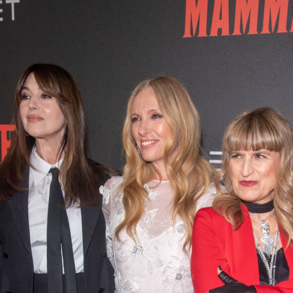 Monica Bellucci, Toni Collette, Catherine Hardwicke - Première du film "Mafia Mamma" à New York, le 11 avril 2023.