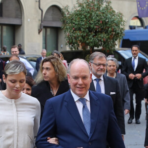 Charlene et le prince Albert ont fait un petit détour au pays de la botte.
Le prince Albert II de Monaco et la princesse Charlène de Monaco à la sortie de Fondation Andrea Bocelli au Palazzo Gondi à Florence, le 12 avril 2023.