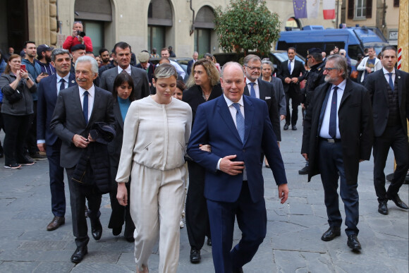 Charlene et le prince Albert ont fait un petit détour au pays de la botte.
Le prince Albert II de Monaco et la princesse Charlène de Monaco à la sortie de Fondation Andrea Bocelli au Palazzo Gondi à Florence, le 12 avril 2023.