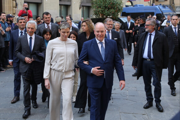 Le couple a été photographiés alors qu'ils quittait le Palazzo Gondi.
Le prince Albert II de Monaco et la princesse Charlène de Monaco à la sortie de Fondation Andrea Bocelli au Palazzo Gondi à Florence, le 12 avril 2023.